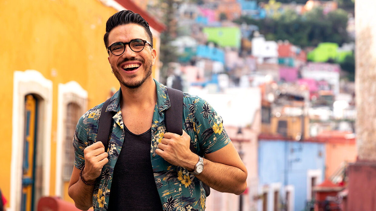 Jeune homme souriant avec un sac à dos